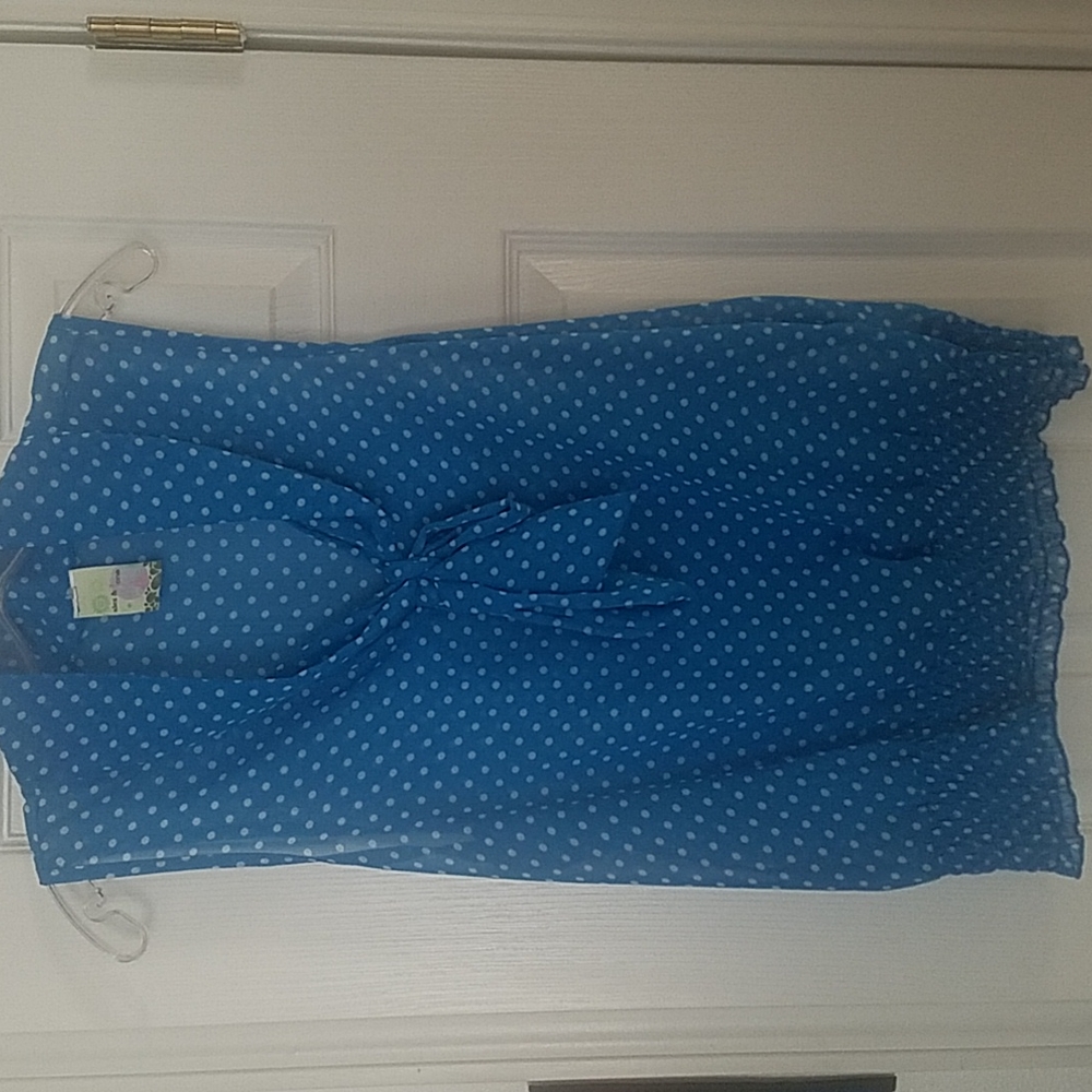 LIght and  sheer feminine top. Tie front option
